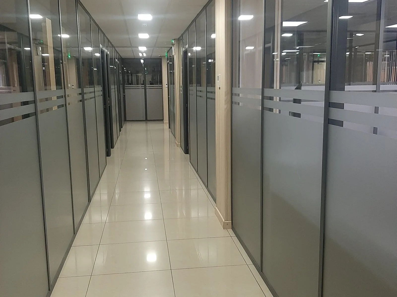 Cloisons vitrées en aluminium posées par Metralf dans un couloir de bureaux