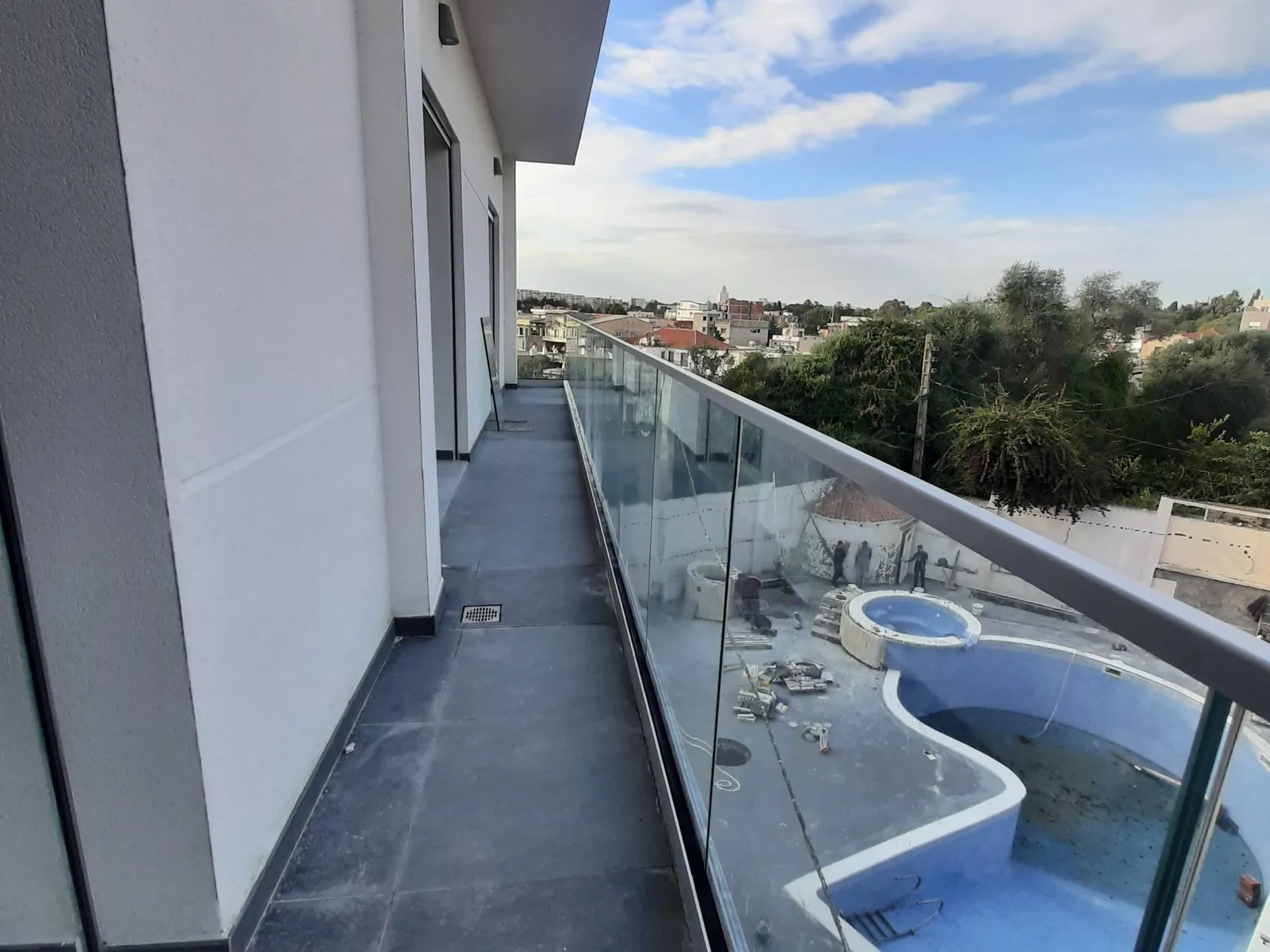 Garde-corps en verre et aluminium posé par Metralf en bord de terrasse