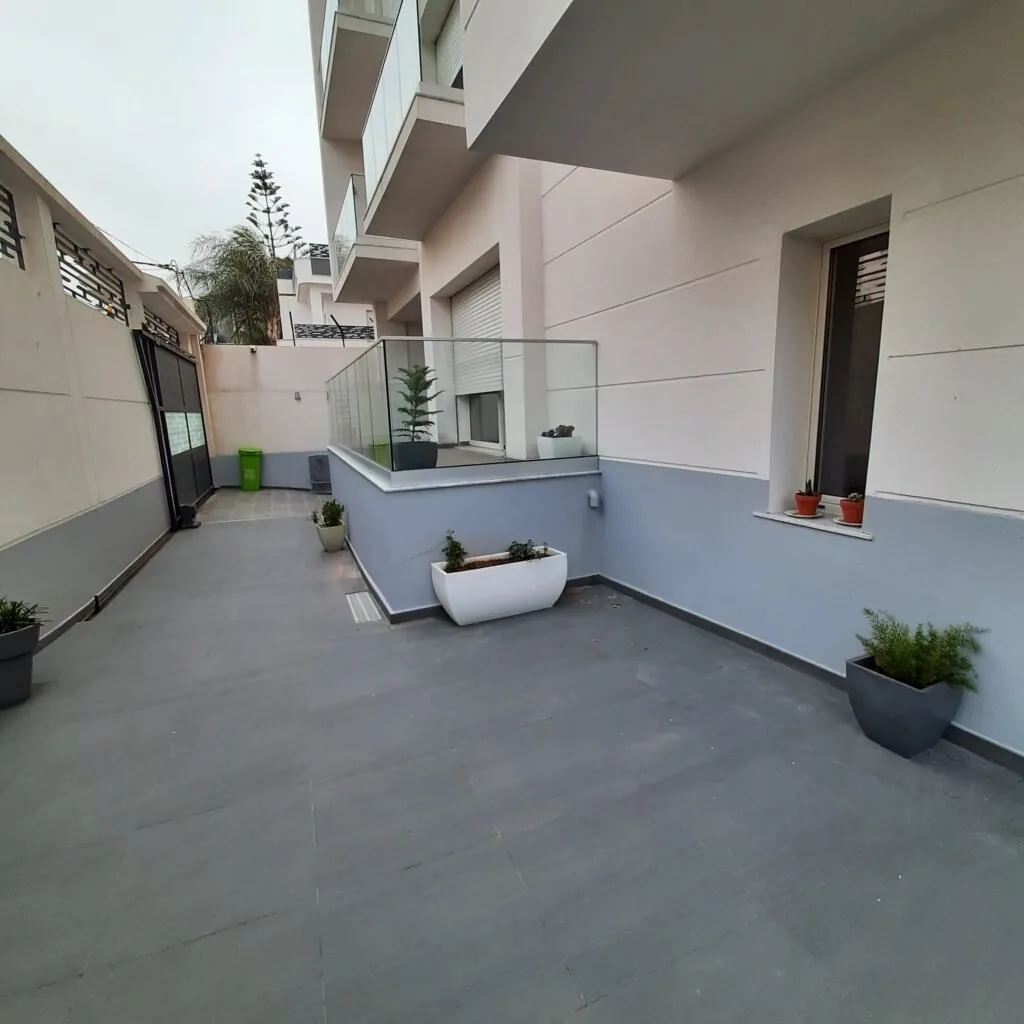 Coulissant et garde-corps en aluminium posés par Metralf, villa contemporaine à Hydra