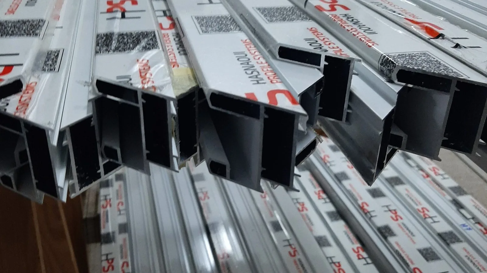 Profilés aluminium Hasnaoui stockés dans l&rsquo;atelier Metralf