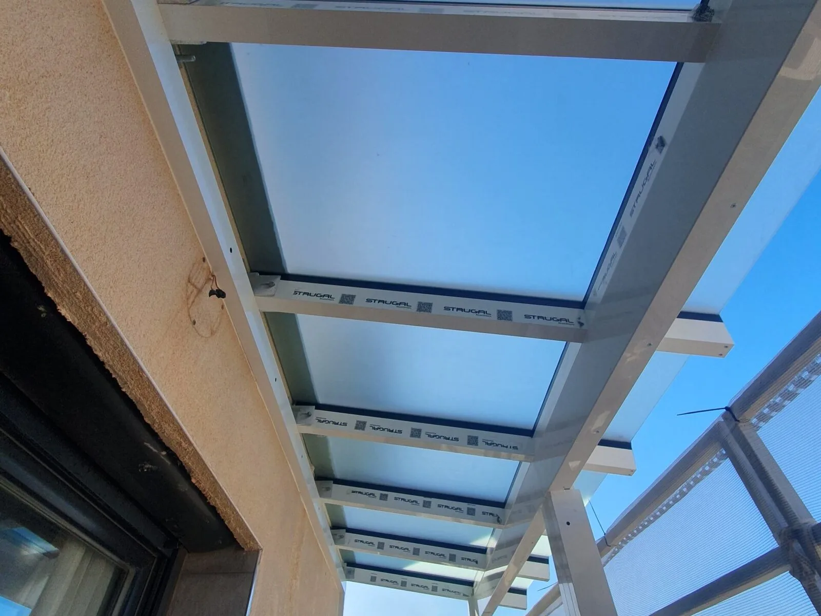 Toit vitré d&rsquo;une verrière en aluminium posée par Metralf