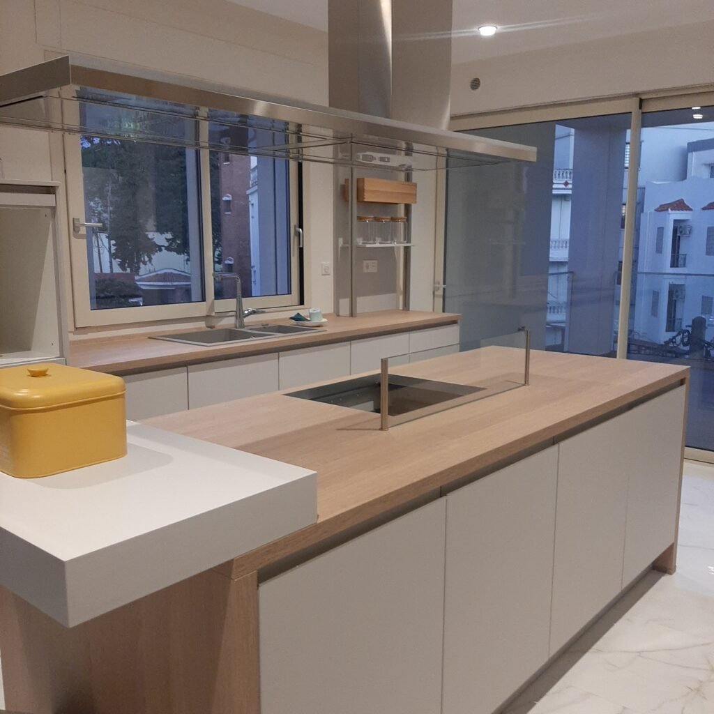 Baie vitrée coulissante en aluminium posée par Metralf dans une cuisine