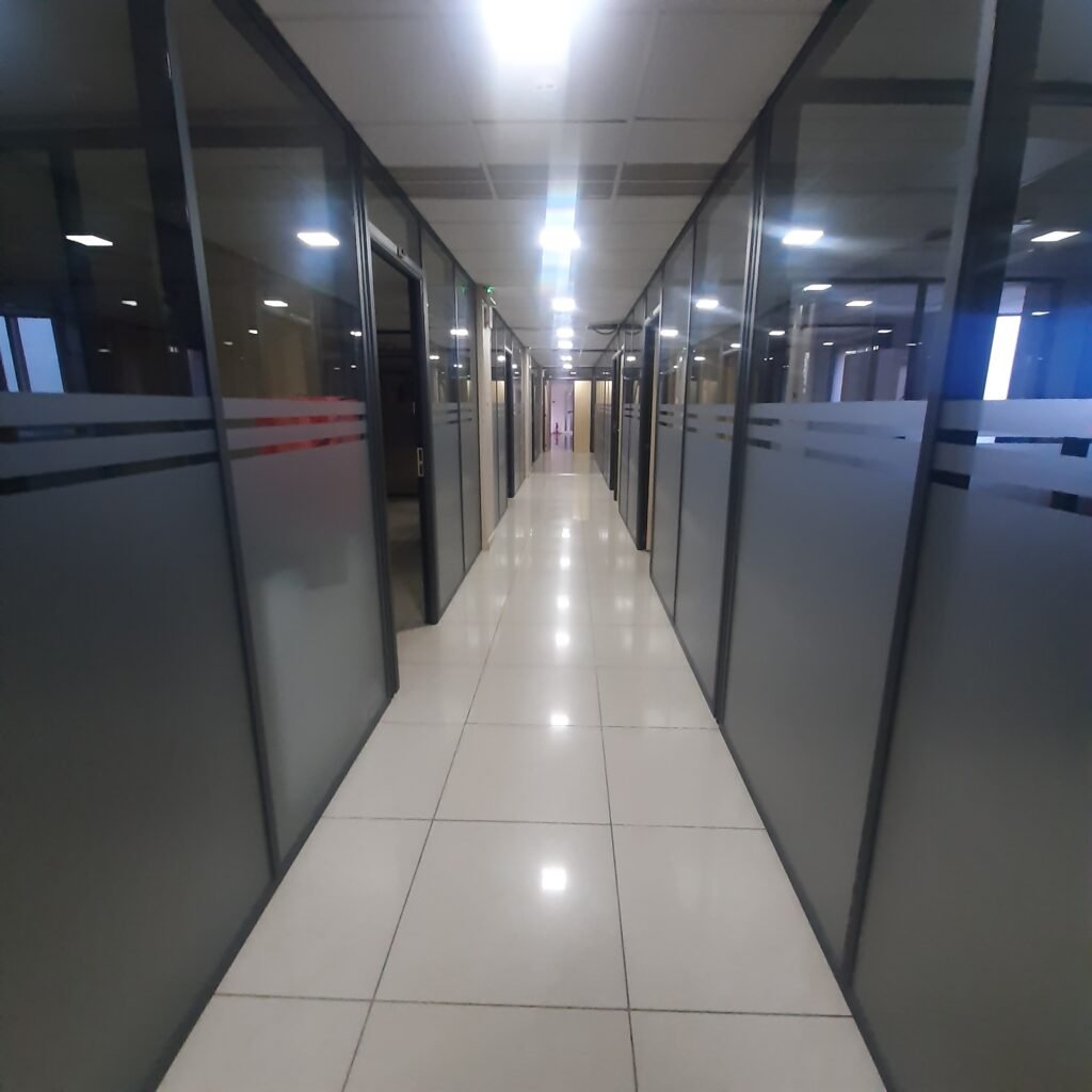 Cloisons vitrées en aluminium posées par Metralf dans des bureaux