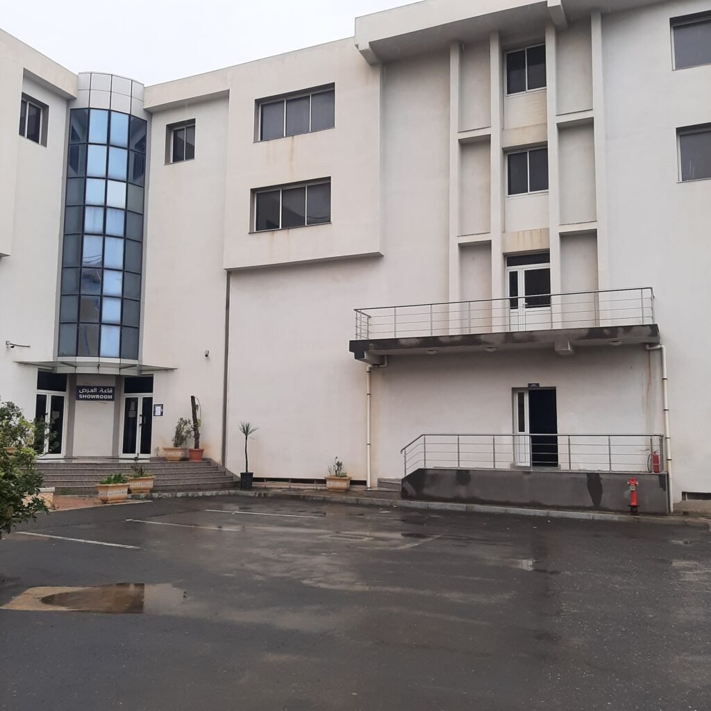 Fenêtres et porte en aluminium posées par Metralf sur immeuble de bureaux