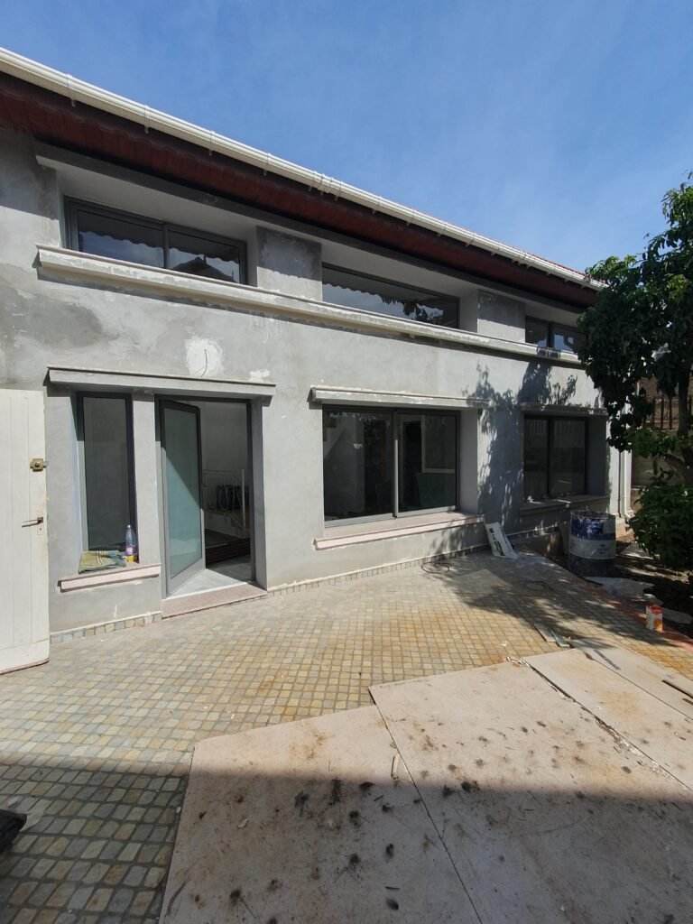 Fenêtres et portes-fenêtres coulissantes en aluminium posées par Metralf sur villa
