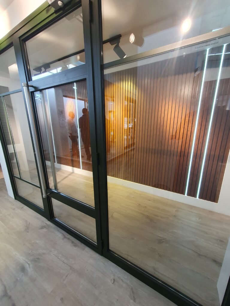 Porte vitrée en aluminium posée par Metralf dans un showroom