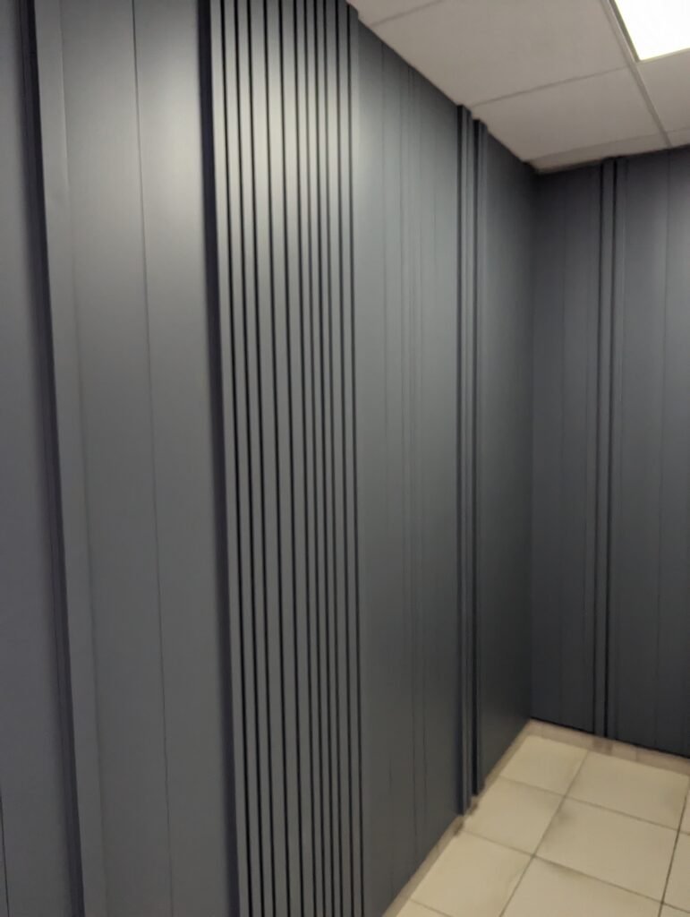 Habillage mural en aluminium posé par Metralf dans un bureau